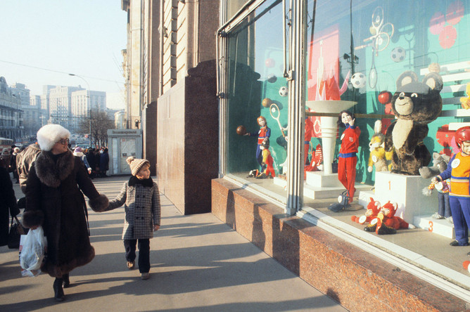 1979 год. У витрин магазина