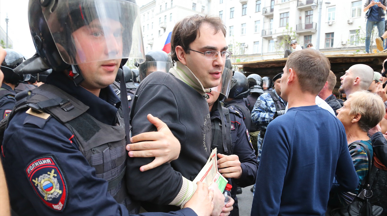 Задержание участника несанкционированного митинга на Тверской улице в Москве