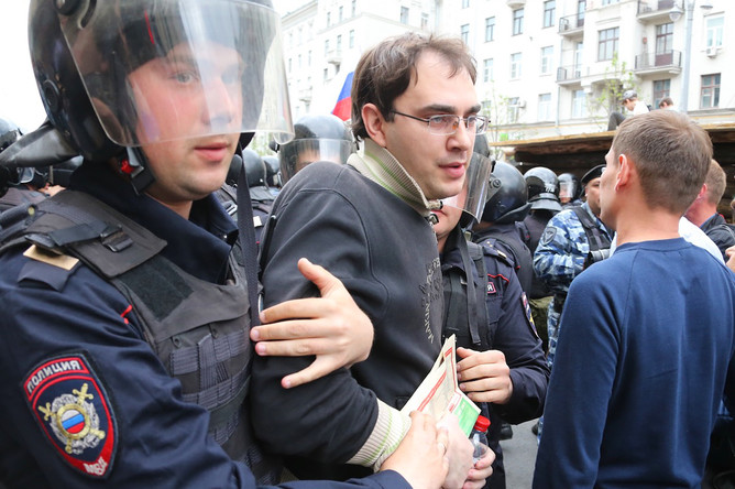 Задержание участника несанкционированного митинга на Тверской улице в Москве