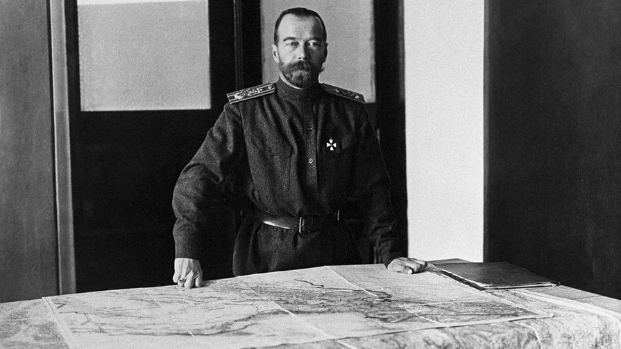 23 августа (5 сентября) 1915 года Николай II принял на себя звание Верховного главнокомандующего. В Ставке Верховного главнокомандующего в г. Могилеве, Белоруссия. 1915 год
