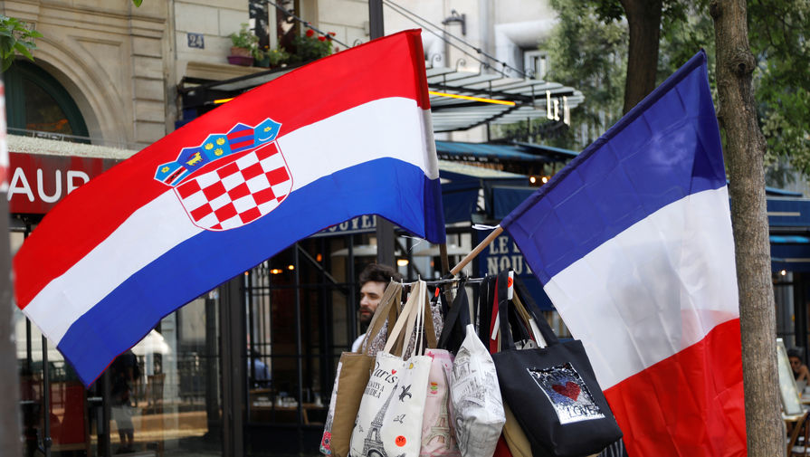 Флаги Хорватии и Франции в уличном киоске