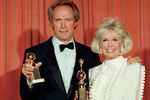 Режиссер Клинт Иствуд и актриса Дорис Дэй на 46-ой церемонии вручения премии «Золотой глобус», 1989 год. Клинт Иствуд получил награду за фильм «Птица», а Дорис Дэй получила спецнаграду- премию Сесиля Б. Де Милля (награда за вклад в кинематограф)
