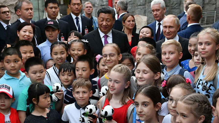 Президент России Владимир Путин и председатель КНР Си Цзиньпин во время церемонии передачи Московскому парку двух больших панд, 5 июня 2019 года