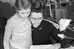 Валентина Гагарина и ее дочь Лена читают письма, пришедшие в редакцию журнала «Огонек» после гибели Юрия Алексеевича Гагарина, 1968 год