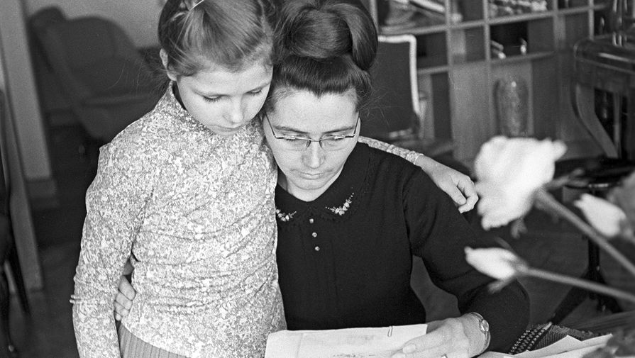 Валентина Гагарина и ее дочь Лена читают письма, пришедшие в редакцию журнала &laquo;Огонек&raquo; после гибели Юрия Алексеевича Гагарина, 1968 год