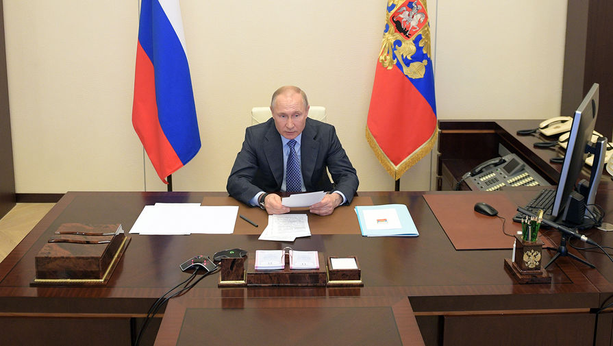 Президент России Владимир Путин в Ново-Огарево во время совещания с правительством России по экономическим вопросам