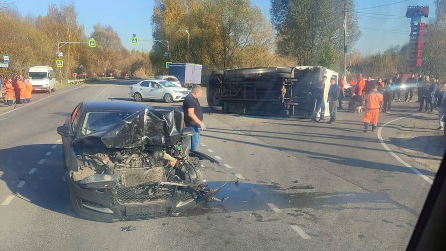Восемь человек пострадали в ДТП с "Ягуаром" и маршруткой в Подмосковье