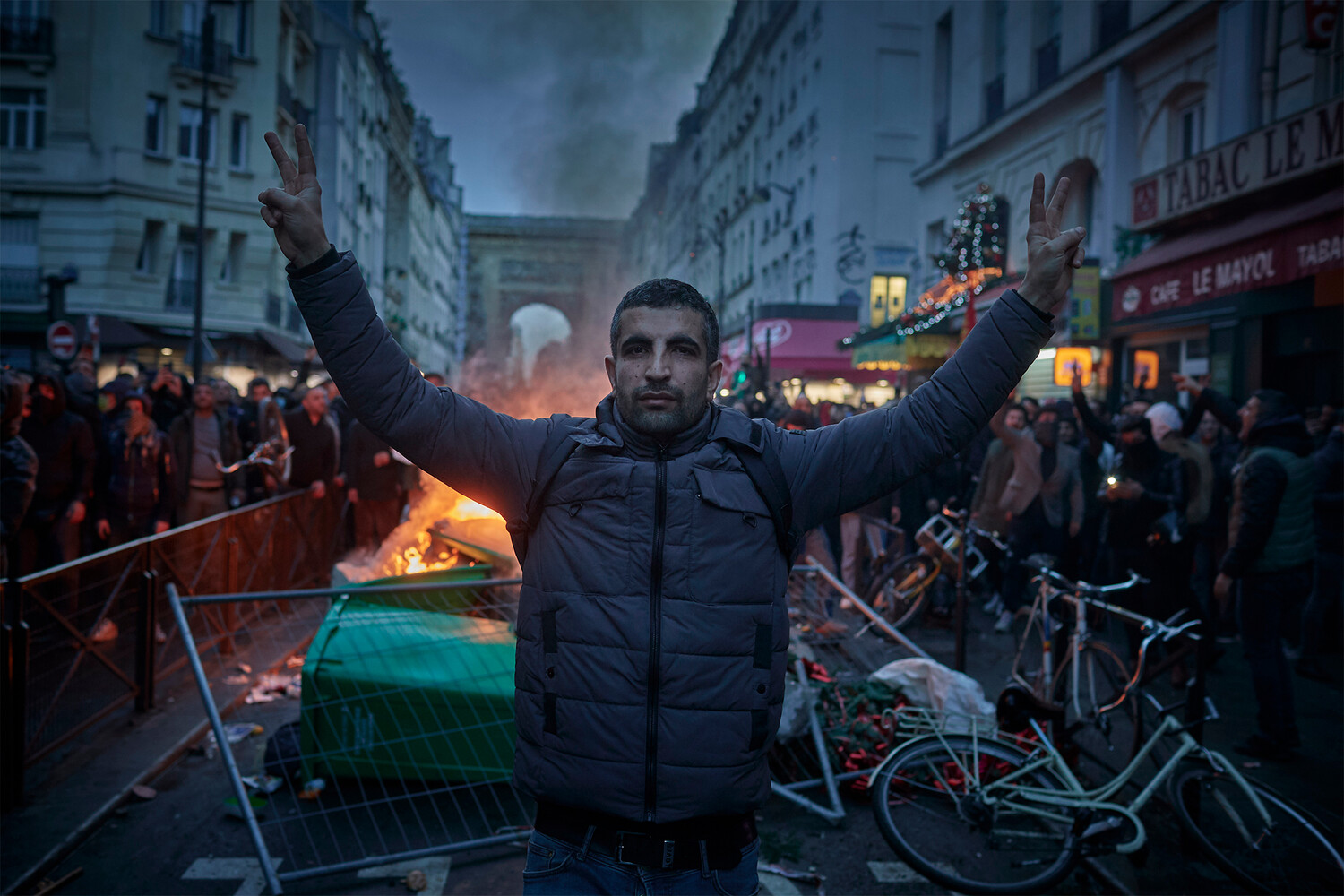 Француз открыто. Мигранты во Франции. Украина люди. Фото Парижа сейчас с мигрантами.
