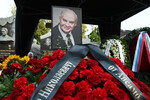 Портрет и цветы на могиле поэта-песенника Николая Добронравова во время похорон на Новодевичьем кладбище в Москве, 20 сентября 2023 года