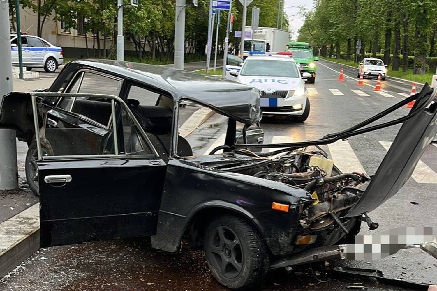 Водитель с двумя несовершеннолетними пассажирками протаранил грузовик в  Москве - Газета.Ru | Новости