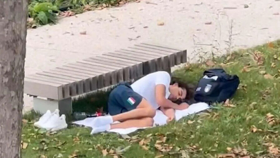 Чемпиона Олимпиады-2024 засняли спящим в парижском парке