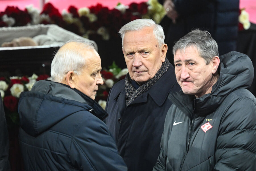 Почетный президент Российского футбольного союза (РФС) Вячеслав Колосков (в центре) на&nbsp;церемонии прощания с&nbsp;олимпийским чемпионом 1956&nbsp;года и лучшим бомбардиром московского &laquo;Спартака&raquo; Никитой Симоняном на&nbsp;стадионе &laquo;Лукойл Арена&raquo; в&nbsp;Москве, 27&nbsp;ноября 2025&nbsp;года