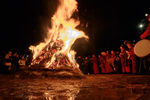 Молебен Дугжууба и ритуальный костер очищения, в котором уничтожается «Спор» (плохая карма общины), во время празднования года Красной обезьяны в санкт-петербургском буддийском храме «Дацан Гунзэчойнэй»