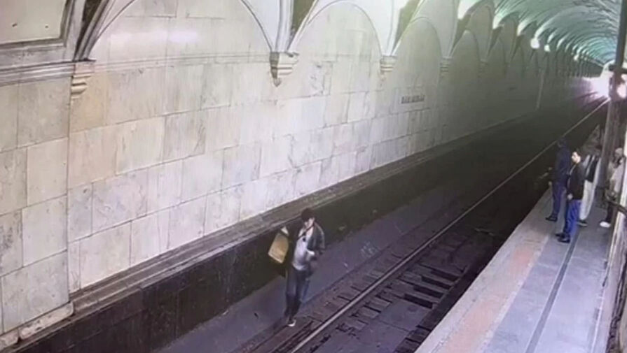 Пьяный москвич решил устроить фотосессию и спустился на рельсы в метро