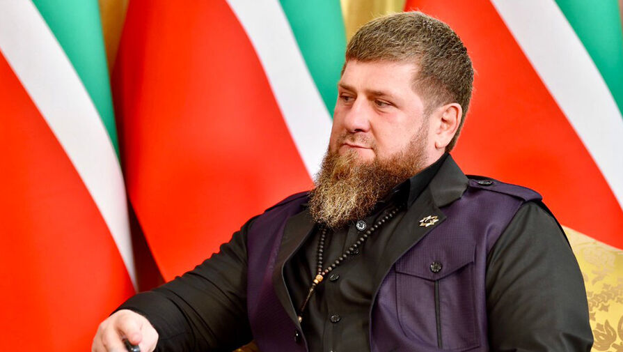 Толкающий внедорожник Кадыров попал на видео
