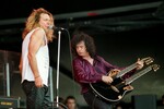 Бывшие участники Led Zeppelin Роберт Плант и Джимми Пейдж на сцене фестиваля «Рок над Германией» в Швальмштадте, 1995 год