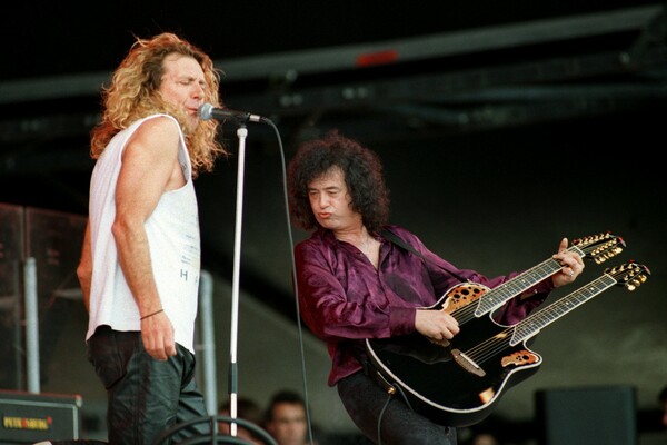 Бывшие участники Led Zeppelin Роберт Плант и Джимми Пейдж на&nbsp;сцене фестиваля &laquo;Рок над&nbsp;Германией&raquo; в&nbsp;Швальмштадте, 1995&nbsp;год