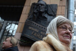 Нина Гребешкова на церемонии открытия мемориальной доски кинорежиссеру Леониду Гайдаю, 2013 год