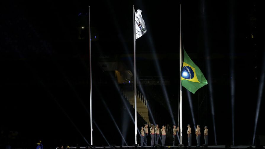 Флаги Бразилии и Международного паралимпийского комитета перед&nbsp;началом церемонии закрытия Паралимпийских игр &mdash; 2016&nbsp;в&nbsp;Рио-де-Жанейро