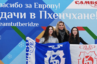 Фигуристка Евгения Медведева, тренер Этери Тутберидзе и фигуристка Алина Загитова на проводах фигуристок Евгении Медведевой и Алины Загитовой