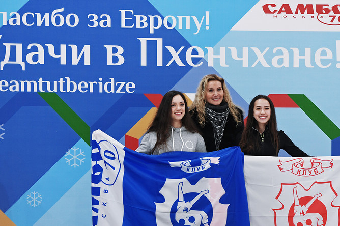 Фигуристка Евгения Медведева, тренер Этери Тутберидзе и фигуристка Алина Загитова на проводах фигуристок Евгении Медведевой и Алины Загитовой