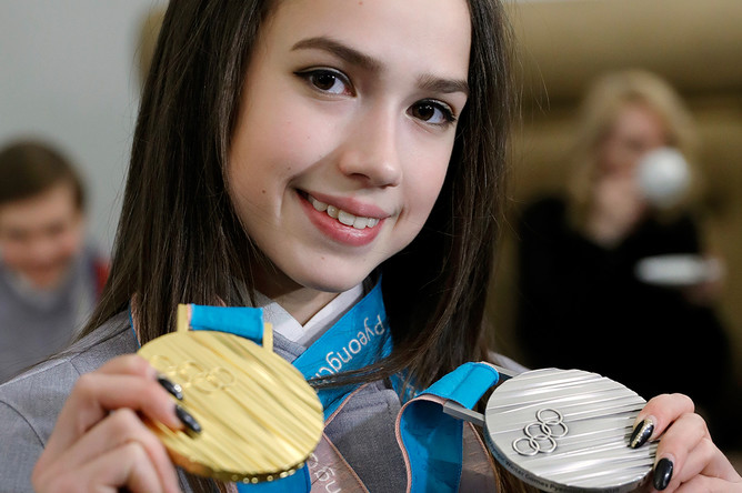 Олимпийская чемпионка и серебряный призер по фигурному катанию Алина Загитова на церемонии вручения государственных наград победителям и призерам XXIII зимних Олимпийских игр в Пхенчхане, 28 февраля 2018 года