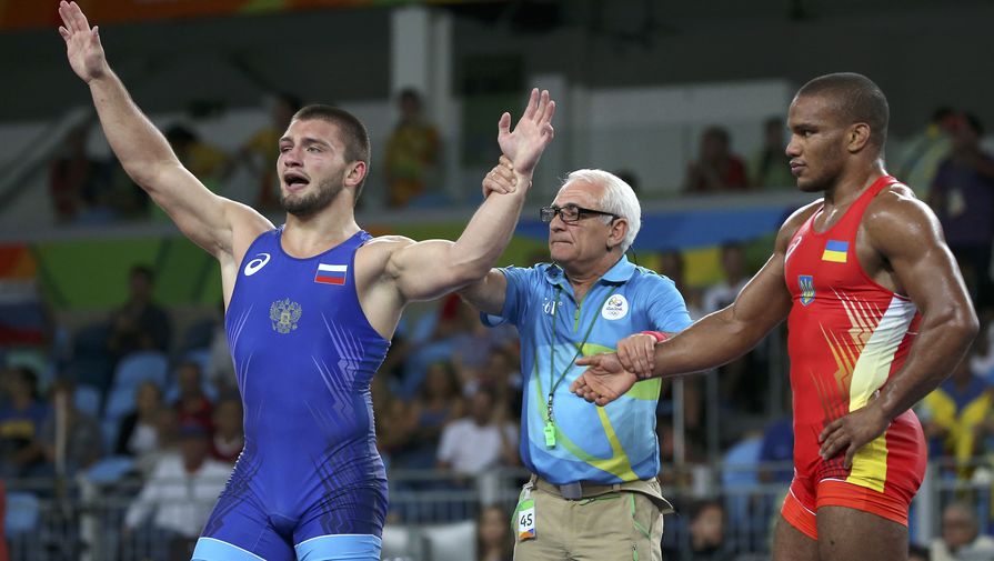 Давит Чакветадзе (слева) только что победил Жана Беленюка в финале олимпийского турнира