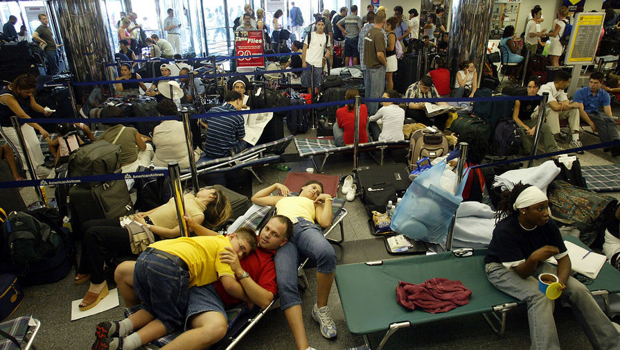 Пассажиры в&nbsp;аэропорту LaGuardia в&nbsp;Нью-Йорке, 15 Августа 2003 года