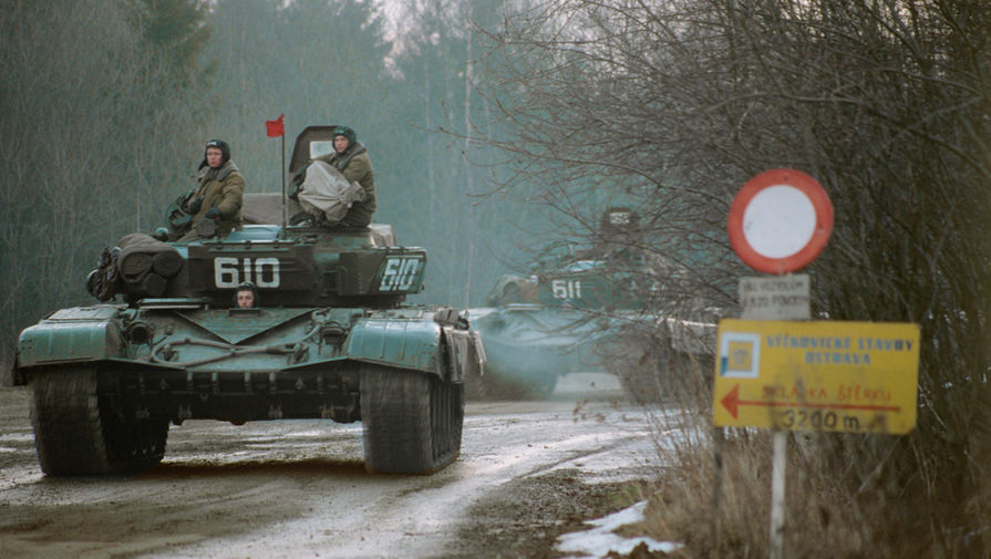 Танковая колонна, выполняя соглашение о&nbsp;выводе советских войск из&nbsp;Чехословакии, следует на&nbsp;железнодорожную станцию Домашов, чтобы покинуть страну, февраль 1990 года