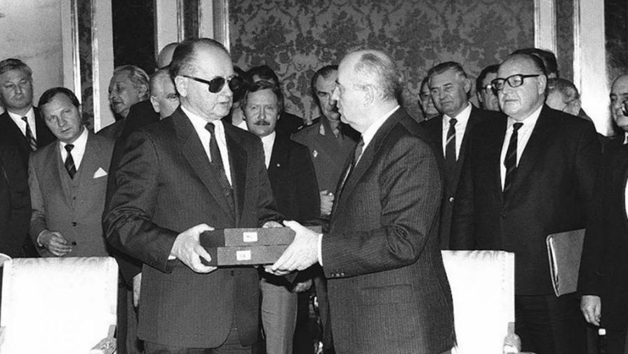 Михаил Горбачев передает Войцеху Ярузельскому копии документов о судьбах польских военнопленных, 1990 год 