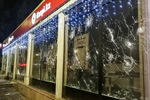 Разбитые во время беспорядков витрины магазинов, 6 января 2022 года