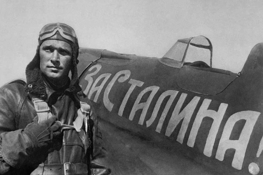 Герой Советского Союза, летчик Борис Феоктистович Сафонов рядом со своим истребителем И-16, 1942&nbsp;год