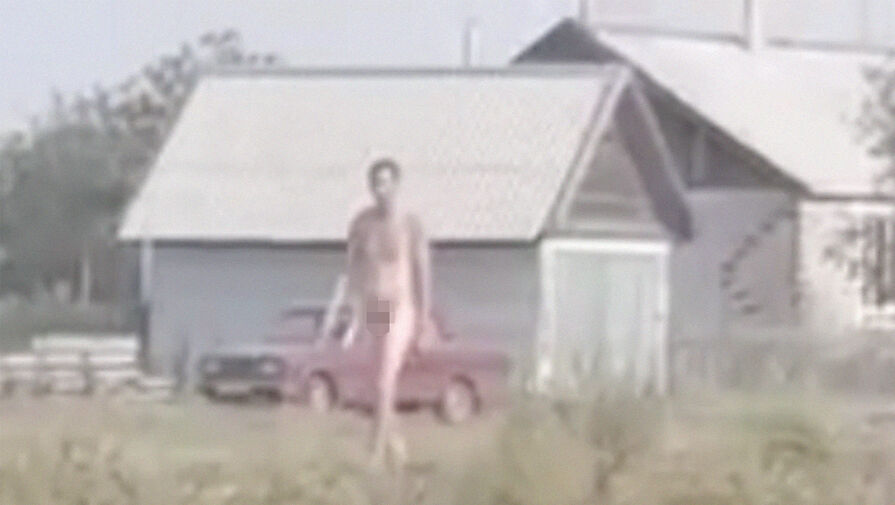 В Алтайском крае мужчина сжег свой автомобиль и пошел голым гулять по селу