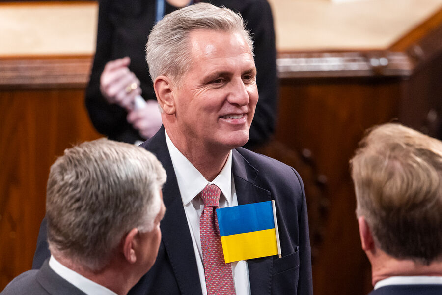 Кевин Маккарти с украинским флагом на заседании Конгресса США в Капитолии, штат Вашингтон, 2022 год
