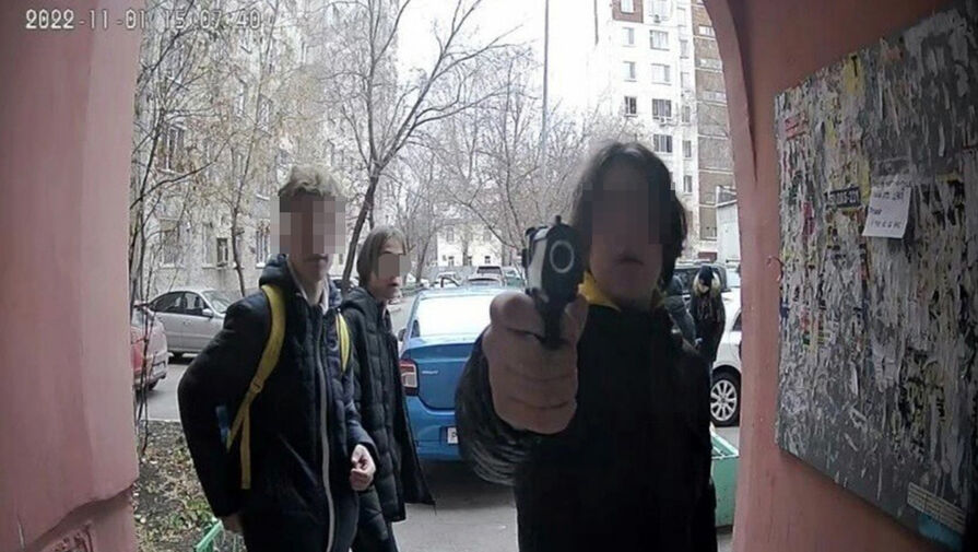 В Тюмени подростки выстрелили из пистолета в домофон