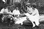 Иосиф Сталин (на первом плане слева) с женой Надеждой Аллилуевой (справа) на пикнике в лесу с друзьями, 1921 год