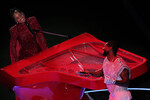 Певица Алиша Киз и певец Ашер во время выступления в перерыве 58-го Супербоула в Лас-Вегасе, 11 февраля 2024 года 