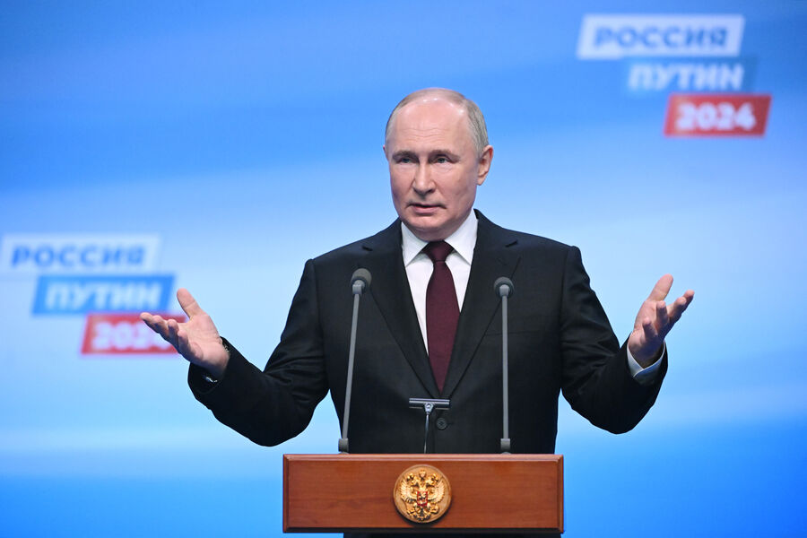 Владимир Путин выступает перед журналистами в своем избирательном штабе, 18 марта 2024 года