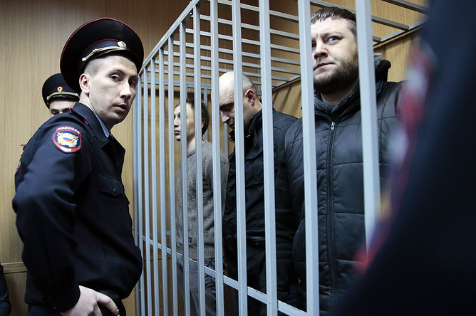 На процессе по делу о нападении на Сергея Филина суд допросил предполагаемого исполнителя преступления Заруцкого (справа)