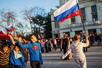 Участники митинга в поддержку России на центральной площади Евпатории