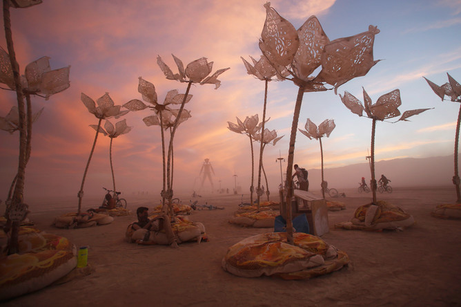 Одна из инсталляций на американском фестивале Burning Man, проходящем в пустыне Блэк-Рок в Неваде. 29 августа 2014 года