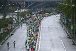 Участники забега на 21,1 км во время полумарафона по набережным столицы 