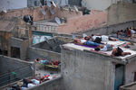 Из-за жары жителям Нью-Дели приходится спать на крышах своих домов