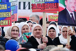 Местные жители во время празднования Дня конституции Чеченской Республики перед Центральной мечетью в Грозном