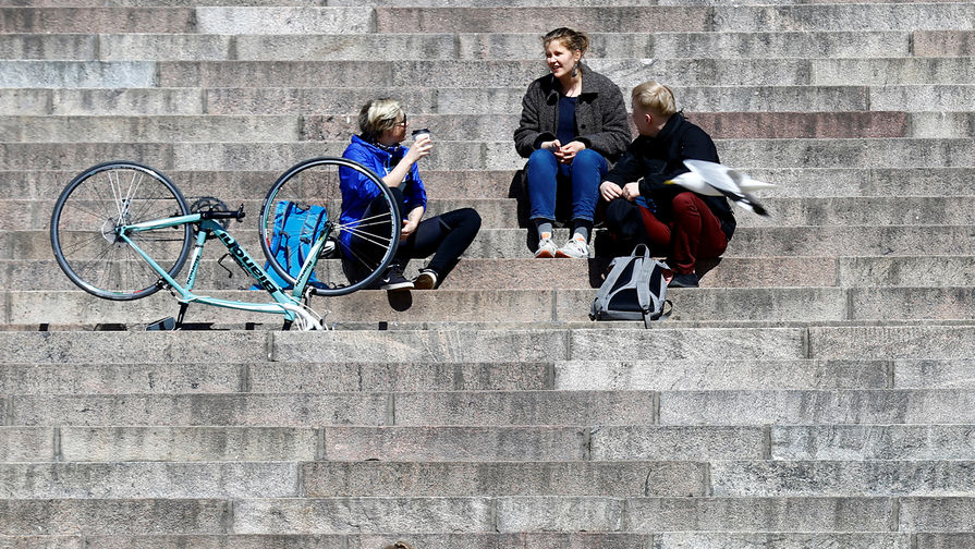 Местные жители на ступенях кафедрального собора в Хельсинки