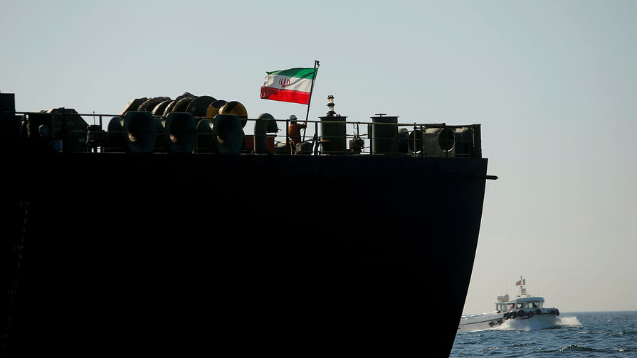 Две ракеты в борт: иранский танкер подбили в Красном море