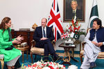 Герцогиня Кэтрин и принц Уильям во время встречи с премьер-министром Пакистана Имран Ханом в Исламабаде, 15 октября 2019 года