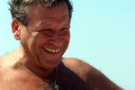Гость XI Международного кинофестиваля «Лики любви» директор киножурнала «Ералаш» Борис Грачевский на пляже в Сочи, 2005 год