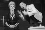 Петр Мамонов в роли Лысого в сцене из спектакля-притчи «Лысый брюнет», 1991 год