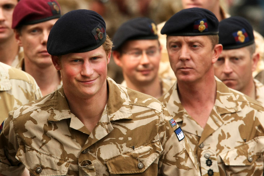 Принц Гарри в Виндзоре после церемонии награждения за службу в Афганистане, 2008 год